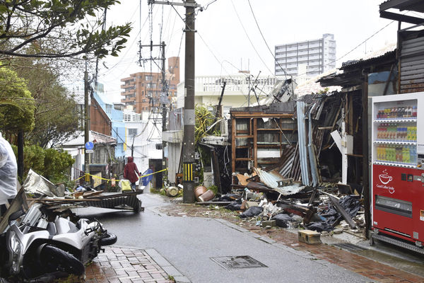 Violent Typhoon Khanun hits Okinawa, Japan